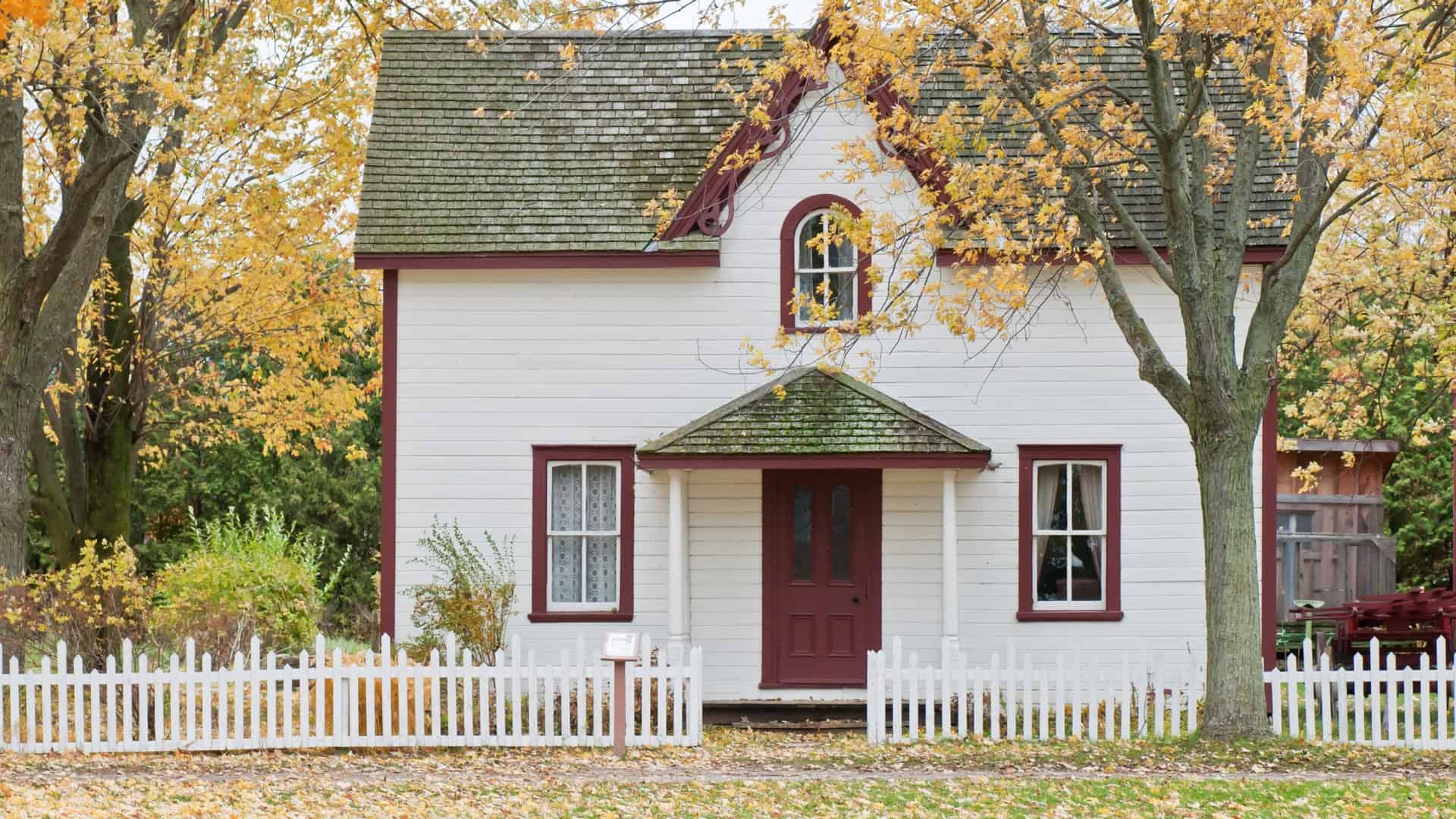 Rødt og hvit hus med gjerde